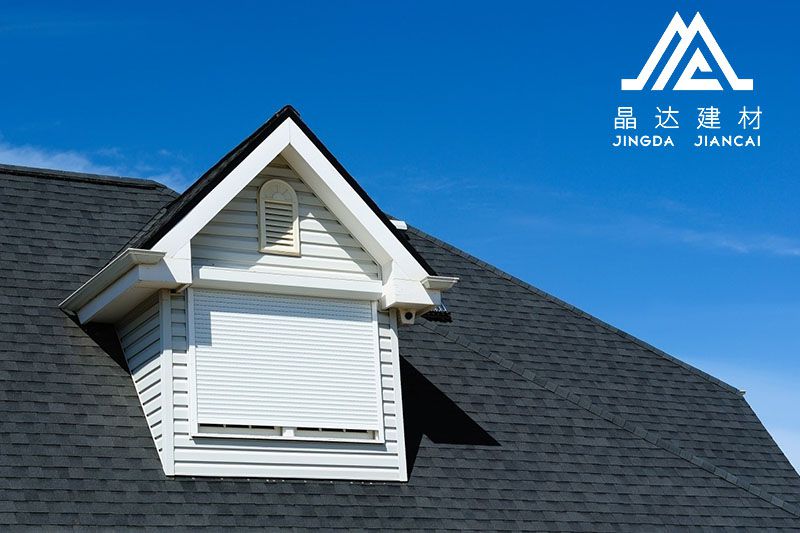【彩色油氈瓦】挑選晶達(dá)裝飾建材優(yōu)點(diǎn)在哪兒？【彩色油氈瓦平屋面】的優(yōu)勢(shì)反映在哪一方面？